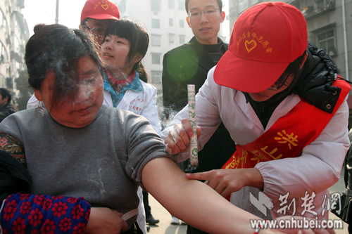 志愿者攜艾灸進(jìn)社區(qū)服務(wù)(圖)